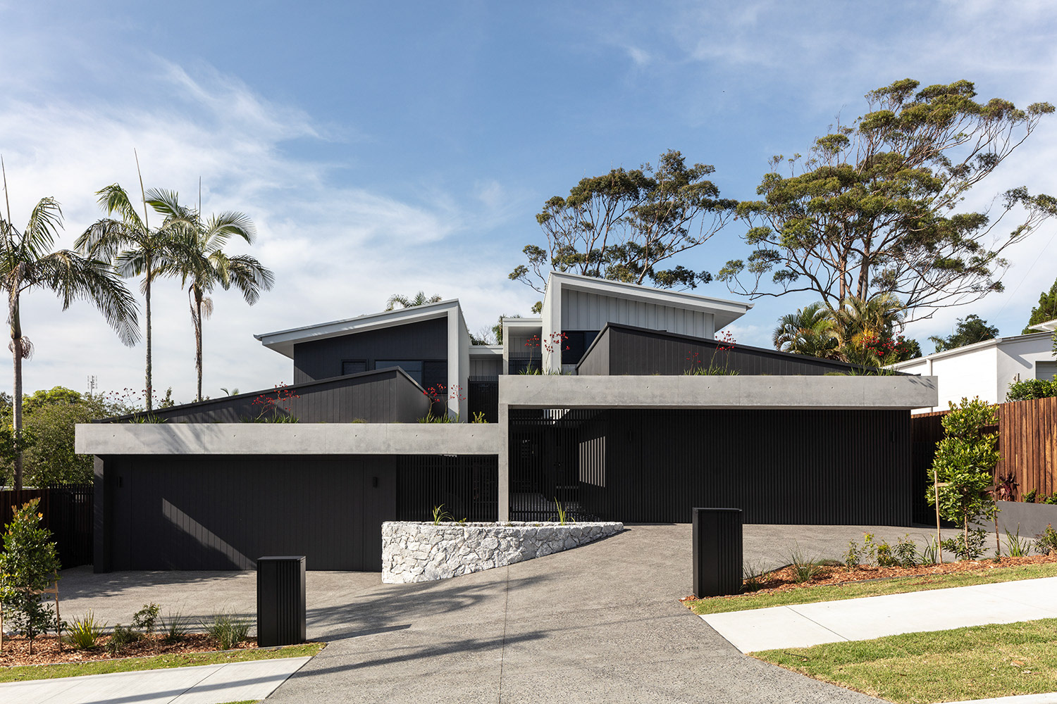 Coastal Steel‑Frame Courtyard House